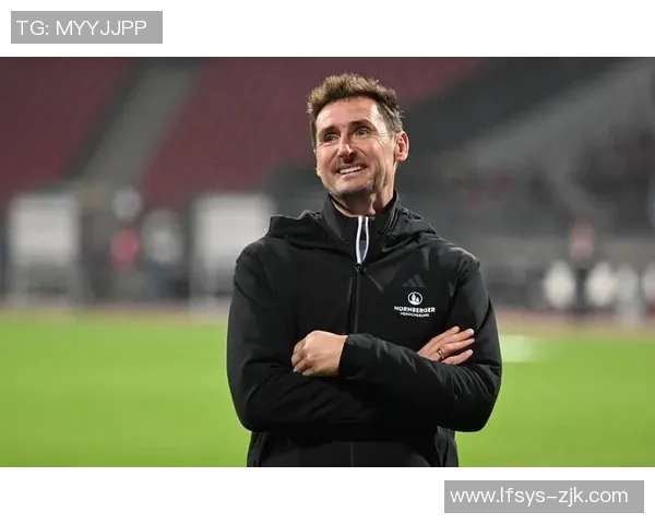 克洛泽足球明星壁纸尽显传奇风采与激情瞬间的完美结合